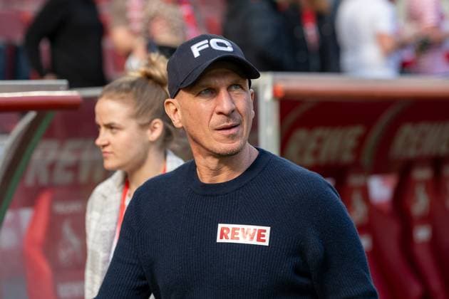 23.02.2025, Fussball: 2. Bundesliga, Saison 2024 2025, 23. Spieltag, 1. FC Koeln - Fortuna Duesseldorf im RheinEnergieStadion in Koeln. Gerhard Struber (1. FC Koeln, Trainer) auf dem Weg zum Interview. Wichtiger Hinweis: Gemaess den Vorgaben der DFL Deutsche Fussball Liga bzw. des DFB Deutscher Fussball-Bund ist es untersagt, in dem Stadion und oder vom Spiel angefertigte Fotoaufnahmen in Form von Sequenzbildern und oder videoaehnlichen Fotostrecken zu verwerten bzw. verwerten zu lassen. Foto: Kirchner-Media Thomas Haesler