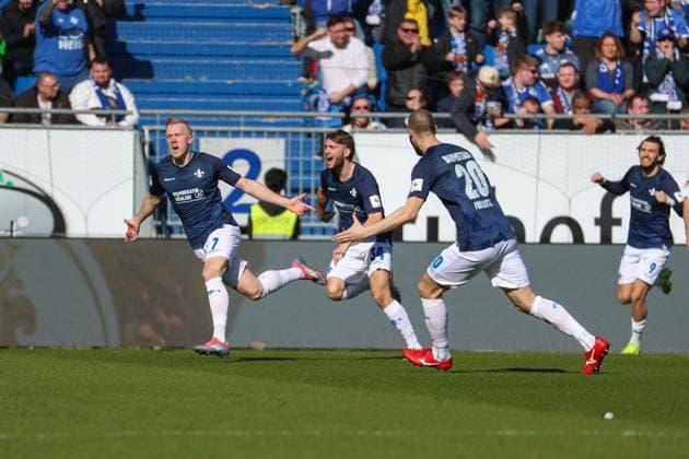 Darmstadt, Deutschland 23. Februar 2025: 2. Liga - 2024 2025 - SV Darmstadt 98 vs. FC Schalke 04 Im Bild: v.li. Torschütze Isac Lidberg (Darmstadt, 7) jubelt nach seinem Tor zum 1:0 mit seinen Mannschaftskollegen, DFL regulations prohibit any use of photographs as image sequences and or quasi-video Merck-Stadion am Böllenfalltor Hessen