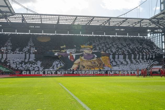 23.02.2025, Fussball: 2. Bundesliga, Saison 2024 2025, 23. Spieltag, 1. FC Koeln - Fortuna Duesseldorf im RheinEnergieStadion in Koeln. Choreo der Koelner Fans. Wichtiger Hinweis: Gemaess den Vorgaben der DFL Deutsche Fussball Liga bzw. des DFB Deutscher Fussball-Bund ist es untersagt, in dem Stadion und oder vom Spiel angefertigte Fotoaufnahmen in Form von Sequenzbildern und oder videoaehnlichen Fotostrecken zu verwerten bzw. verwerten zu lassen. Foto: Kirchner-Media Thomas Haesler