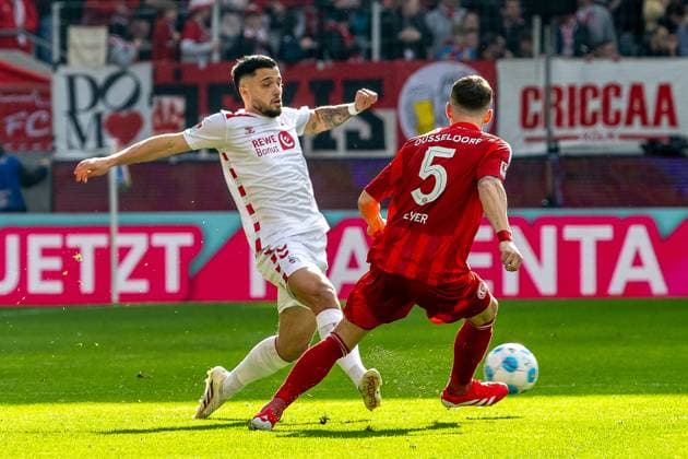23.02.2025, Fussball: 2. Bundesliga, Saison 2024 2025, 23. Spieltag, 1. FC Koeln - Fortuna Duesseldorf im RheinEnergieStadion in Koeln. Zweikampf zwischen Jusuf Gazibegovic (1. FC Koeln, 25) und Moritz Heyer (Fortuna Duessledorf, 05). Wichtiger Hinweis: Gemaess den Vorgaben der DFL Deutsche Fussball Liga bzw. des DFB Deutscher Fussball-Bund ist es untersagt, in dem Stadion und oder vom Spiel angefertigte Fotoaufnahmen in Form von Sequenzbildern und oder videoaehnlichen Fotostrecken zu verwerten bzw. verwerten zu lassen. Foto: Kirchner-Media Thomas Haesler
