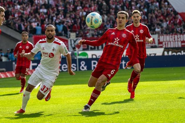 23.02.2025, Fussball: 2. Bundesliga, Saison 2024 2025, 23. Spieltag, 1. FC Koeln - Fortuna Duesseldorf im RheinEnergieStadion in Koeln. Zweikampf zwischen Linton Maina (1. FC Koeln, 37) und Giovanni Haag (Fortuna Duesseldorf, 06). Wichtiger Hinweis: Gemaess den Vorgaben der DFL Deutsche Fussball Liga bzw. des DFB Deutscher Fussball-Bund ist es untersagt, in dem Stadion und oder vom Spiel angefertigte Fotoaufnahmen in Form von Sequenzbildern und oder videoaehnlichen Fotostrecken zu verwerten bzw. verwerten zu lassen. Foto: Kirchner-Media Thomas Haesler