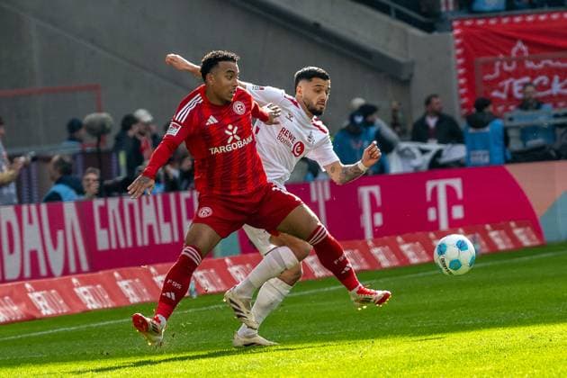 23.02.2025, Fussball: 2. Bundesliga, Saison 2024 2025, 23. Spieltag, 1. FC Koeln - Fortuna Duesseldorf im RheinEnergieStadion in Koeln. Zweikampf zwischen Myron van Brederode (Fortuna Duesseldorf, 10) und Jusuf Gazibegovic (1. FC Koeln, 25). Wichtiger Hinweis: Gemaess den Vorgaben der DFL Deutsche Fussball Liga bzw. des DFB Deutscher Fussball-Bund ist es untersagt, in dem Stadion und oder vom Spiel angefertigte Fotoaufnahmen in Form von Sequenzbildern und oder videoaehnlichen Fotostrecken zu verwerten bzw. verwerten zu lassen. Foto: Kirchner-Media Thomas Haesler