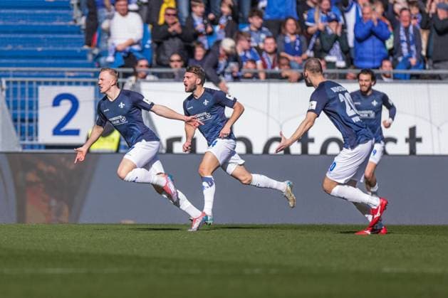 23.02.2025, Fussball, Saison 2024 2025, 2. Bundesliga, 23. Spieltag, SV Darmstadt 98 - FC Schalke 04, Isac Lidberg (SV Darmstadt 98) jubelt nach seinem Tor zum 1 zu 0. Darmstadt Böllenfalltor Hessen Deutschland xRHR-FOTO YYx
