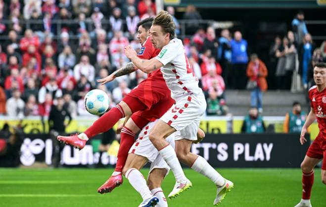Fussball, Bundesliga, Deutschland, Herren, Saison 2024 2025, 23. Spieltag, Rhein Energie Stadion Köln, 1. FC Köln - Fortuna Düsseldorf; Dawid Kownacki (F95), Mathias Olesen (KOE), Timo Hübers (KOE). Aktion