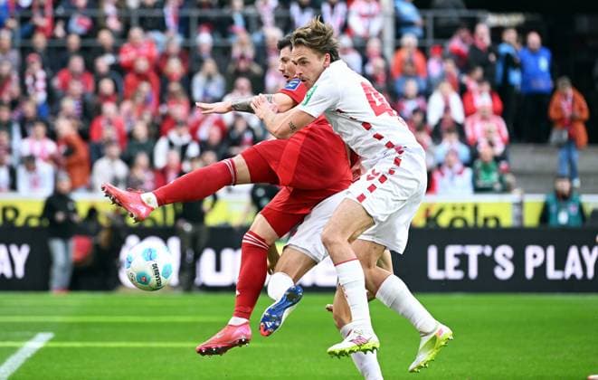 Fussball, Bundesliga, Deutschland, Herren, Saison 2024 2025, 23. Spieltag, Rhein Energie Stadion Köln, 1. FC Köln - Fortuna Düsseldorf; Dawid Kownacki (F95), Mathias Olesen (KOE), Timo Hübers (KOE). Aktion