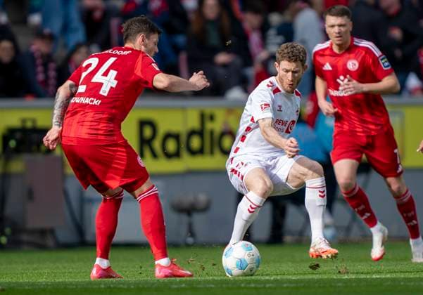 Zweikampf zwischen: Dawid Kownacki (Fortuna Duesseldorf, 24) und Florian Kainz (1. FC Koeln, 11) 1. FC Köln - Fortuna Düsseldorf, 23.02.2025 Fussball, 2. Bundesliga, RheinEnergieStadion Köln DFL regulations prohibit any use of photographs as image sequences and or quasi-video.