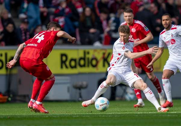 Zweikampf zwischen: Dawid Kownacki (Fortuna Duesseldorf, 24) und Florian Kainz (1. FC Koeln, 11) 1. FC Köln - Fortuna Düsseldorf, 23.02.2025 Fussball, 2. Bundesliga, RheinEnergieStadion Köln DFL regulations prohibit any use of photographs as image sequences and or quasi-video.