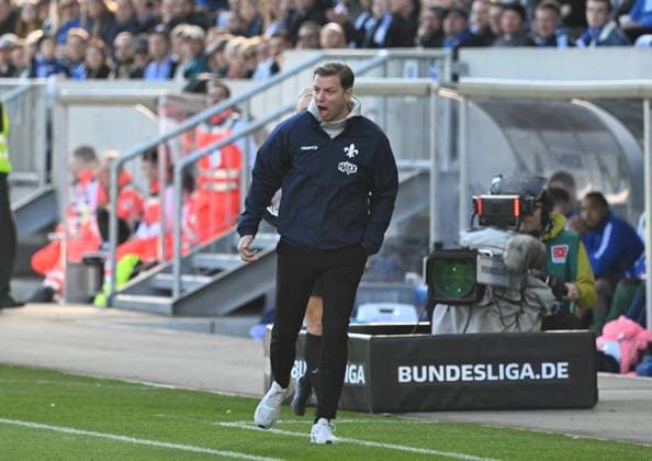 23.02.2025, xsltx, Fussball 2.Bundesliga, SV Darmstadt 98 - FC Schalke 04 v.l. Florian Kohfeldt (Cheftrainer SV Darmstadt 98) (DFL DFB REGULATIONS PROHIBIT ANY USE OF PHOTOGRAPHS as IMAGE SEQUENCES and or QUASI-VIDEO)