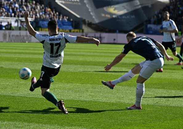 23.02.2025, xsltx, Fussball 2.Bundesliga, SV Darmstadt 98 - FC Schalke 04 v.l. Adrian Gantenbein (FC Schalke 04) kann das 1:0 von Isac Lidberg (SV Darmstadt 98) nicht verhindern (DFL DFB REGULATIONS PROHIBIT ANY USE OF PHOTOGRAPHS as IMAGE SEQUENCES and or QUASI-VIDEO)