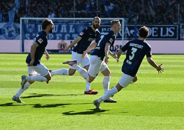 23.02.2025, xsltx, Fussball 2.Bundesliga, SV Darmstadt 98 - FC Schalke 04 3. v.l. Isac Lidberg (SV Darmstadt 98) jubelt über sein Tor zu 1:0 (DFL DFB REGULATIONS PROHIBIT ANY USE OF PHOTOGRAPHS as IMAGE SEQUENCES and or QUASI-VIDEO)