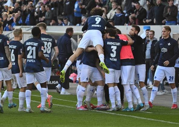 23.02.2025, xsltx, Fussball 2.Bundesliga, SV Darmstadt 98 - FC Schalke 04 v.l. Darmstadt 98 jubelt über das 1:0 von Isac Lidberg (SV Darmstadt 98) (DFL DFB REGULATIONS PROHIBIT ANY USE OF PHOTOGRAPHS as IMAGE SEQUENCES and or QUASI-VIDEO)