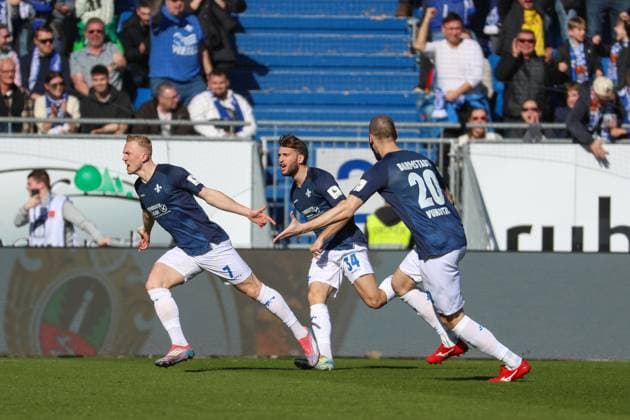 Darmstadt, Deutschland 23. Februar 2025: 2. Liga - 2024 2025 - SV Darmstadt 98 vs. FC Schalke 04 Im Bild: v.li. Torschütze Isac Lidberg (Darmstadt, 7)jubelt nach seinem Tor zum 1:0 in der 3. Spielminute, DFL regulations prohibit any use of photographs as image sequences and or quasi-video Merck-Stadion am Böllenfalltor Hessen