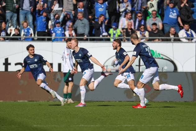 Darmstadt, Deutschland 23. Februar 2025: 2. Liga - 2024 2025 - SV Darmstadt 98 vs. FC Schalke 04 Im Bild: zweiter v.li. Torschütze Isac Lidberg (Darmstadt, 7) jubelt nach seinem Tor zum 1:0 in der 3. Spielminute, DFL regulations prohibit any use of photographs as image sequences and or quasi-video Merck-Stadion am Böllenfalltor Hessen