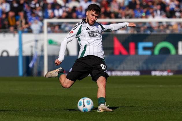 2025.02.23 xJFAx 2.Bundesliga 2024 25 23.Spieltag SV Darmstadt 98 - FC Schalke 04 v.l., Mehmet Can Aydin (FC Schalke 04) am Ball, Freisteller, Einzelbild, Ganzkörper, Aktion, Action, Spielszene (DFL DFB REGULATIONS PROHIBIT ANY USE OF PHOTOGRAPHS as IMAGE SEQUENCES and or QUASI-VIDEO)
