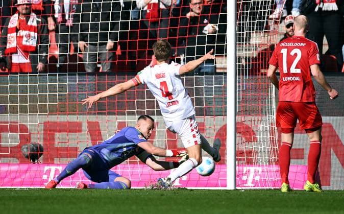 Fussball, Bundesliga, Deutschland, Herren, Saison 2024 2025, 23. Spieltag, Rhein Energie Stadion Köln, 1. FC Köln - Fortuna Düsseldorf; Torchance Timo Hübers (KOE) gegen Florian Kastenmeier (F95). Aktion