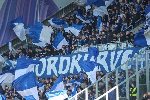 Darmstadt, Deutschland 23. Februar 2025: 2. Liga - 2024 2025 - SV Darmstadt 98 vs. FC Schalke 04 Im Bild: Fans von Darmstadt schwenken Fahnen, Fanfahnen im Fanblock. DFL regulations prohibit any use of photographs as image sequences and or quasi-video Merck-Stadion am Böllenfalltor Hessen
