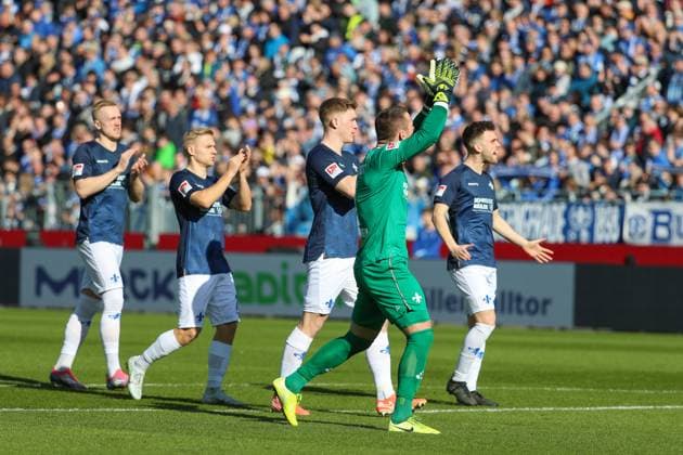 Darmstadt, Deutschland 23. Februar 2025: 2. Liga - 2024 2025 - SV Darmstadt 98 vs. FC Schalke 04 Im Bild: Die Spieler von Darmstadt bitten die Fans um Unterstützung. DFL regulations prohibit any use of photographs as image sequences and or quasi-video Merck-Stadion am Böllenfalltor Hessen