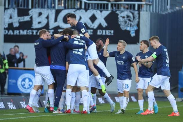 Darmstadt, Deutschland 23. Februar 2025: 2. Liga - 2024 2025 - SV Darmstadt 98 vs. FC Schalke 04 Im Bild: verdeckt, Torschütze Isac Lidberg (Darmstadt, 7), jubelt nach seinem Tor zum 1:0 in der 3. Spielminute, mit seinen Mannschaftskollegen, DFL regulations prohibit any use of photographs as image sequences and or quasi-video Merck-Stadion am Böllenfalltor Hessen