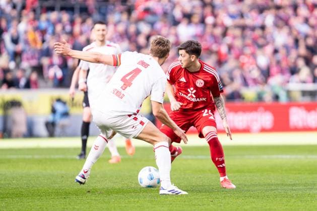 GER, 2. FBL, 1. FC Köln Koeln vs Fortuna Düsseldorf Duesseldorf 23.02.2025, Rheinenergie Stadion, Köln, GER, 2. FBL, 1. FC Köln Koeln vs Fortuna Düsseldorf Duesseldorf Im Bild: Zweikampf zwischen Dawid Kownacki (Fortuna Düsseldorf Fortuna Duesseldorf, 24) und Timo Hübers Huebers (1. FC Köln Koeln, 4)