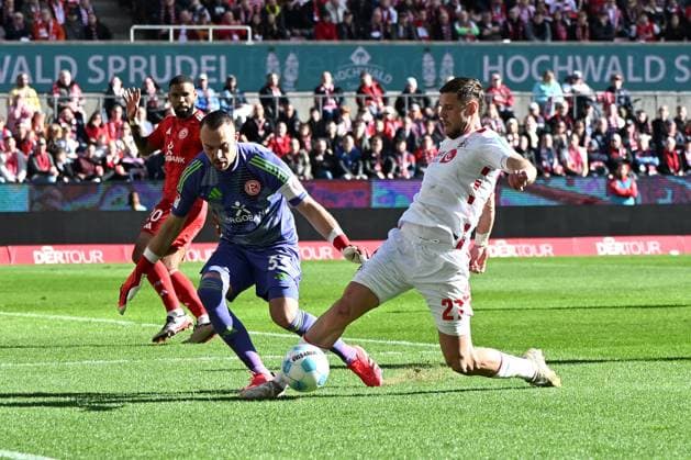 Torwart Florian Kastenmeier (Fortuna Duesseldorf) und Imad Rondic (1. FC Koeln) im Zweikampf waehrend des Spiels der 2. Bundesliga zwischen dem 1. FC Köln und Fortuna Düsseldorf im RheinEnergieStadion am 23. February 2025 in Köln, Deutschland. (Foto von Ralf Treese DeFodi Images) +++ Torwart Florian Kastenmeier (Fortuna Duesseldorf) und Imad Rondic (1. FC Koeln) battle for the ball during the 2. Bundesliga match between 1. FC Köln and Fortuna Düsseldorf at RheinEnergieStadion on February 23, 2025 in Cologne, Germany. (Photo by Ralf Treese DeFodi Images) DFB DFL REGULATIONS PROHIBIT ANY USE OF PHOTOGRAPHS AS IMAGE SEQUENCES AND OR QUASI-VIDEO. (Photo by Ralf Treese DeFodi Images)