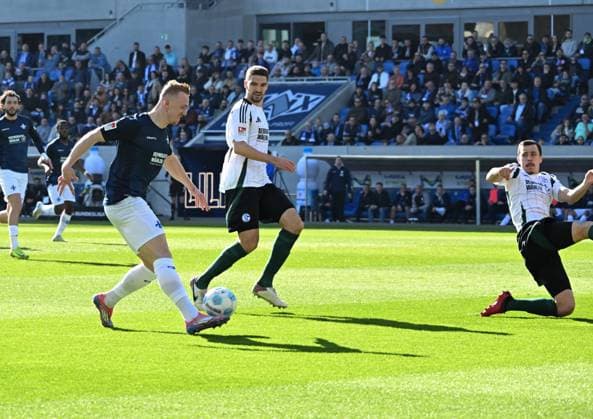 23.02.2025, xsltx, Fussball 2.Bundesliga, SV Darmstadt 98 - FC Schalke 04 v.l. Isac Lidberg (SV Darmstadt 98) trifft per Kupfer zum 2:0 für Darmstadt (DFL DFB REGULATIONS PROHIBIT ANY USE OF PHOTOGRAPHS as IMAGE SEQUENCES and or QUASI-VIDEO)