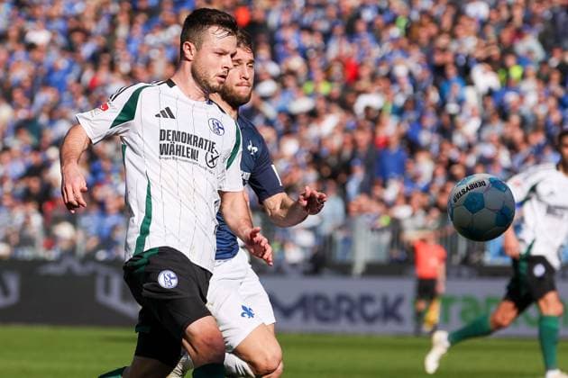 2025.02.23 xJFAx 2.Bundesliga 2024 25 23.Spieltag SV Darmstadt 98 - FC Schalke 04 v.l., Adrian Gantenbein (FC Schalke 04), Kilian Julian Corredor (SV Darmstadt 98) in aktion, in action, (DFL DFB REGULATIONS PROHIBIT ANY USE OF PHOTOGRAPHS as IMAGE SEQUENCES and or QUASI-VIDEO)