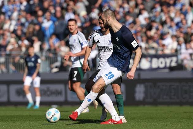 2025.02.23 xJFAx 2.Bundesliga 2024 25 23.Spieltag SV Darmstadt 98 - FC Schalke 04 v.l., Aymen Barkok (FC Schalke 04), Aleksander Vukovic (SV Darmstadt 98), in aktion, in action, (DFL DFB REGULATIONS PROHIBIT ANY USE OF PHOTOGRAPHS as IMAGE SEQUENCES and or QUASI-VIDEO)