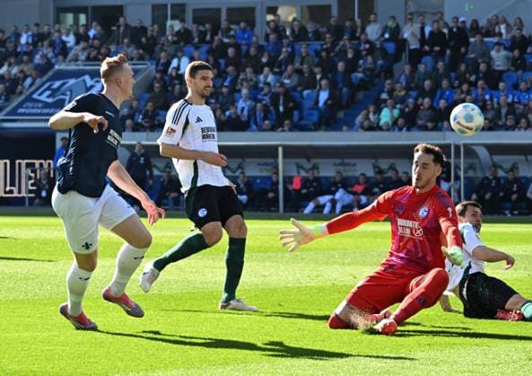 23.02.2025, xsltx, Fussball 2.Bundesliga, SV Darmstadt 98 - FC Schalke 04 v.l. Isac Lidberg (SV Darmstadt 98) trifft per Kupfer zum 2:0 für Darmstadt, Justin Heekeren (FC Schalke 04) hat das Nachsehen (DFL DFB REGULATIONS PROHIBIT ANY USE OF PHOTOGRAPHS as IMAGE SEQUENCES and or QUASI-VIDEO)