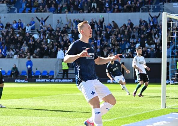 23.02.2025, xsltx, Fussball 2.Bundesliga, SV Darmstadt 98 - FC Schalke 04 v.l. Isac Lidberg (SV Darmstadt 98) jubelt nach seinem Tor zum 2:0 und schnürt damit einenDoppelpack (DFL DFB REGULATIONS PROHIBIT ANY USE OF PHOTOGRAPHS as IMAGE SEQUENCES and or QUASI-VIDEO)