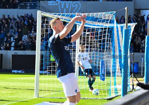 23.02.2025, xsltx, Fussball 2.Bundesliga, SV Darmstadt 98 - FC Schalke 04 v.l. Isac Lidberg (SV Darmstadt 98) jubelt nach seinem Tor zum 2:0 und schnürt damit einenDoppelpack (DFL DFB REGULATIONS PROHIBIT ANY USE OF PHOTOGRAPHS as IMAGE SEQUENCES and or QUASI-VIDEO)