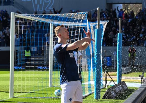 23.02.2025, xsltx, Fussball 2.Bundesliga, SV Darmstadt 98 - FC Schalke 04 v.l. Isac Lidberg (SV Darmstadt 98) jubelt nach seinem Tor zum 2:0 und schnürt damit einenDoppelpack (DFL DFB REGULATIONS PROHIBIT ANY USE OF PHOTOGRAPHS as IMAGE SEQUENCES and or QUASI-VIDEO)