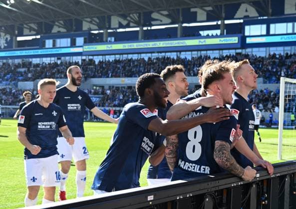 23.02.2025, xsltx, Fussball 2.Bundesliga, SV Darmstadt 98 - FC Schalke 04 v.re.. Isac Lidberg (SV Darmstadt 98) jubelt nach seinem Tor zum 2:0 und schnürt damit einen Doppelpack (DFL DFB REGULATIONS PROHIBIT ANY USE OF PHOTOGRAPHS as IMAGE SEQUENCES and or QUASI-VIDEO)