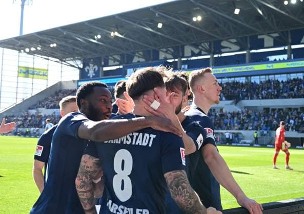 23.02.2025, xsltx, Fussball 2.Bundesliga, SV Darmstadt 98 - FC Schalke 04 v.l. v.re.. Isac Lidberg (SV Darmstadt 98) jubelt nach seinem Tor zum 2:0 und schnürt damit einen Doppelpack (DFL DFB REGULATIONS PROHIBIT ANY USE OF PHOTOGRAPHS as IMAGE SEQUENCES and or QUASI-VIDEO)