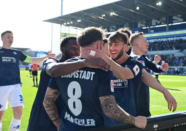 23.02.2025, xsltx, Fussball 2.Bundesliga, SV Darmstadt 98 - FC Schalke 04 v.l. v.re.. Isac Lidberg (SV Darmstadt 98) jubelt nach seinem Tor zum 2:0 und schnürt damit einen Doppelpack (DFL DFB REGULATIONS PROHIBIT ANY USE OF PHOTOGRAPHS as IMAGE SEQUENCES and or QUASI-VIDEO)