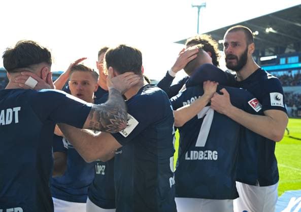 23.02.2025, xsltx, Fussball 2.Bundesliga, SV Darmstadt 98 - FC Schalke 04 v.l. Darmstadt jubelt über sa 2:0 von Isac Lidberg (SV Darmstadt 98 nr. 7) (DFL DFB REGULATIONS PROHIBIT ANY USE OF PHOTOGRAPHS as IMAGE SEQUENCES and or QUASI-VIDEO)