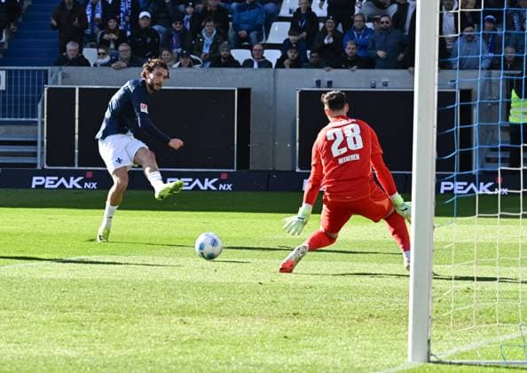 23.02.2025, xsltx, Fussball 2.Bundesliga, SV Darmstadt 98 - FC Schalke 04 v.l. Fraser Hornby (SV Darmstadt 98) schiebt den Ball an Justin Heekeren (FC Schalke 04) vorbei, trifft aber nur den Pfosten (DFL DFB REGULATIONS PROHIBIT ANY USE OF PHOTOGRAPHS as IMAGE SEQUENCES and or QUASI-VIDEO)