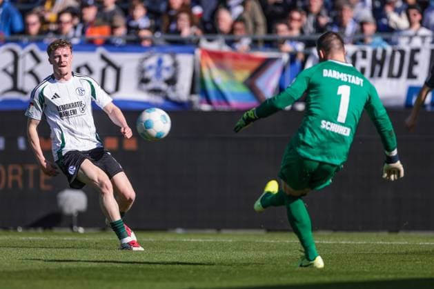 23.02.2025, Fussball, Saison 2024 2025, 2. Bundesliga, 23. Spieltag, SV Darmstadt 98 - FC Schalke 04, Derry John Murkin (FC Schalke 04) Darmstadt Böllenfalltor Hessen Deutschland xRHR-FOTO YYx