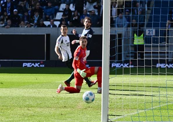 23.02.2025, xsltx, Fussball 2.Bundesliga, SV Darmstadt 98 - FC Schalke 04 v.l. Fraser Hornby (SV Darmstadt 98) schiebt den Ball an Justin Heekeren (FC Schalke 04) vorbei, trifft aber nur den Pfosten (DFL DFB REGULATIONS PROHIBIT ANY USE OF PHOTOGRAPHS as IMAGE SEQUENCES and or QUASI-VIDEO)