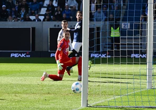 23.02.2025, xsltx, Fussball 2.Bundesliga, SV Darmstadt 98 - FC Schalke 04 v.l. Fraser Hornby (SV Darmstadt 98) schiebt den Ball an Justin Heekeren (FC Schalke 04) vorbei, trifft aber nur den Pfosten (DFL DFB REGULATIONS PROHIBIT ANY USE OF PHOTOGRAPHS as IMAGE SEQUENCES and or QUASI-VIDEO)