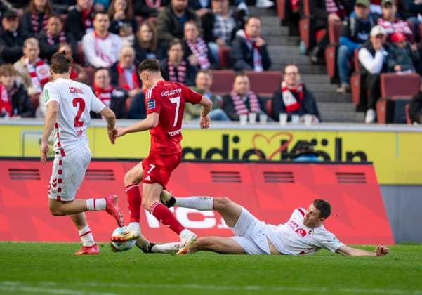 Dominique Heintz (1. FC Koeln, 3) grätscht zum Ball. Dzenan Pejcinovic (Fortuna Duesseldorf, 7) ist aber am Ball 1. FC Köln - Fortuna Düsseldorf, 23.02.2025 Fussball, 2. Bundesliga, RheinEnergieStadion Köln DFL regulations prohibit any use of photographs as image sequences and or quasi-video.