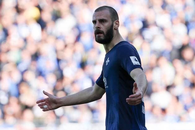 2025.02.23 xJFAx 2.Bundesliga 2024 25 23.Spieltag SV Darmstadt 98 - FC Schalke 04 v.l., Aleksander Vukovic (SV Darmstadt 98) gibt Anweisungen, gestikuliert, mit den Armen gestikulieren gives instructions, gesticulate. (DFL DFB REGULATIONS PROHIBIT ANY USE OF PHOTOGRAPHS as IMAGE SEQUENCES and or QUASI-VIDEO)
