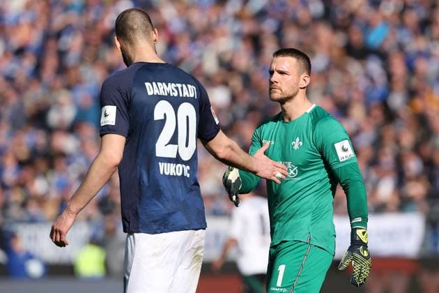 2025.02.23 xJFAx 2.Bundesliga 2024 25 23.Spieltag SV Darmstadt 98 - FC Schalke 04 v.l., Aleksander Vukovic (SV Darmstadt 98) und Goalkeeper, Torwart Marcel Schuhen (SV Darmstadt 98) klatschen sich ab (DFL DFB REGULATIONS PROHIBIT ANY USE OF PHOTOGRAPHS as IMAGE SEQUENCES and or QUASI-VIDEO)