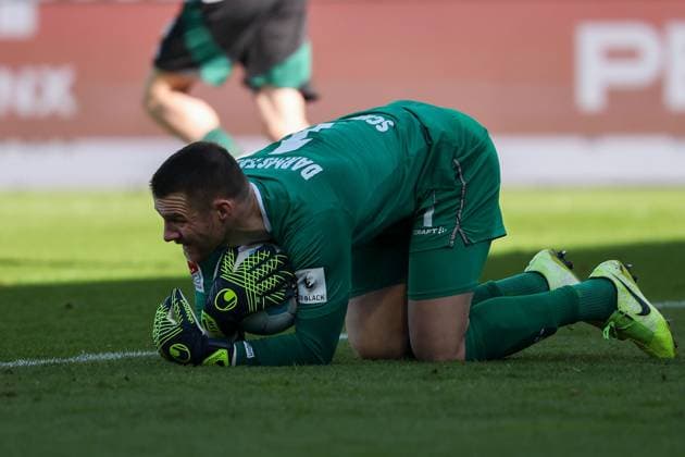 2025.02.23 xJFAx 2.Bundesliga 2024 25 23.Spieltag SV Darmstadt 98 - FC Schalke 04 v.l., Goalkeeper, Torwart Marcel Schuhen (SV Darmstadt 98) sicher, in aktion, in action, (DFL DFB REGULATIONS PROHIBIT ANY USE OF PHOTOGRAPHS as IMAGE SEQUENCES and or QUASI-VIDEO)