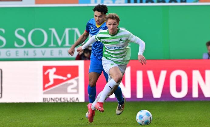 23.02.2025 - Fussball - Saison 2024 2025 - 2. Fussball - Bundesliga - 23. Spieltag: SpVgg Greuther Fürth ( Kleeblatt ) - BTSV Eintracht Braunschweig - Sportfoto Zink MeZi - xmexzix - DFL regulations prohibit any use of photographs as image sequences and or quasi-video - only for editorial use - Marco John (24, SpVgg Greuther Fürth ) vor Johan Gomez (44, Eintracht Braunschweig BTSV EBS )