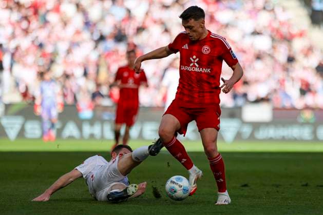 Köln, Deutschland, 23.02.25: Dominique Heintz (1. FC Köln) und Dzenan Pejcinovic (Fortuna Düsseldorf) im Kampf um den Ball waehrend des Spiels der 2. Bundesliga zwischen 1. FC Köln vs Fortuna Düsseldorf im RheinEnergieStadion Köln RheinEnergieStadion North Rhine-Westphalia Germany
