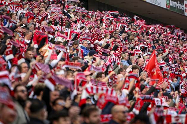 Köln, Deutschland, 23.02.25: Fans vom 1. FC Köln mit Schal waehrend des Spiels der 2. Bundesliga zwischen 1. FC Köln vs Fortuna Düsseldorf im RheinEnergieStadion Köln RheinEnergieStadion North Rhine-Westphalia Germany