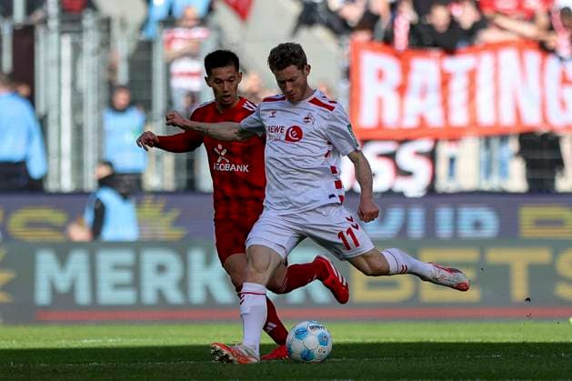 Köln, Deutschland, 23.02.25: Shinta Appelkamp (Fortuna Düsseldorf) und Florian Kainz (1. FC Köln) im Kampf um den Ball waehrend des Spiels der 2. Bundesliga zwischen 1. FC Köln vs Fortuna Düsseldorf im RheinEnergieStadion Köln RheinEnergieStadion North Rhine-Westphalia Germany