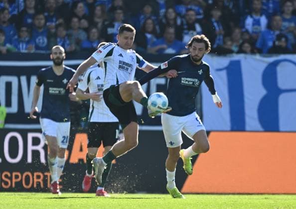 23.02.2025, xsltx, Fussball 2.Bundesliga, SV Darmstadt 98 - FC Schalke 04 v.l. Paul Seguin (FC Schalke 04), Fraser Hornby (SV Darmstadt 98) (DFL DFB REGULATIONS PROHIBIT ANY USE OF PHOTOGRAPHS as IMAGE SEQUENCES and or QUASI-VIDEO)