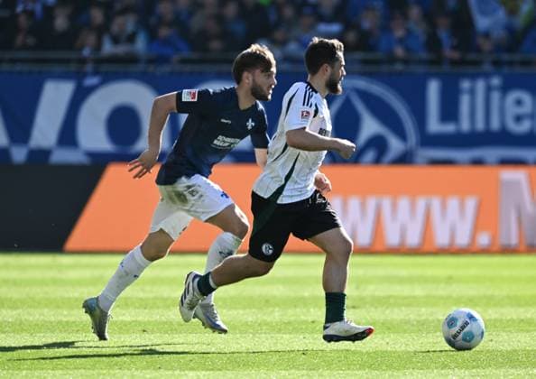 23.02.2025, xsltx, Fussball 2.Bundesliga, SV Darmstadt 98 - FC Schalke 04 v.l. Killian Corredor (SV Darmstadt 98), Amin Younes (FC Schalke 04) (DFL DFB REGULATIONS PROHIBIT ANY USE OF PHOTOGRAPHS as IMAGE SEQUENCES and or QUASI-VIDEO)
