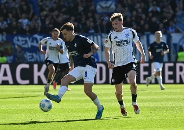 23.02.2025, xsltx, Fussball 2.Bundesliga, SV Darmstadt 98 - FC Schalke 04 v.l. Luca Marseiler (SV Darmstadt 98), Paul Seguin (FC Schalke 04) (DFL DFB REGULATIONS PROHIBIT ANY USE OF PHOTOGRAPHS as IMAGE SEQUENCES and or QUASI-VIDEO)